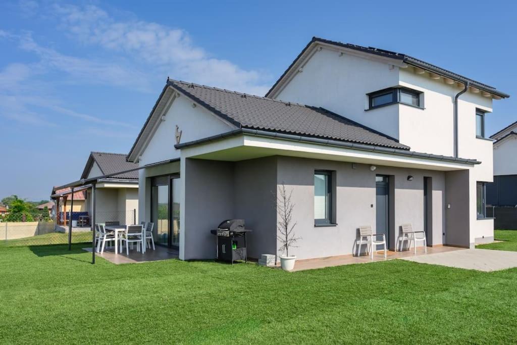 Abg House Ecser Exteriér fotografie